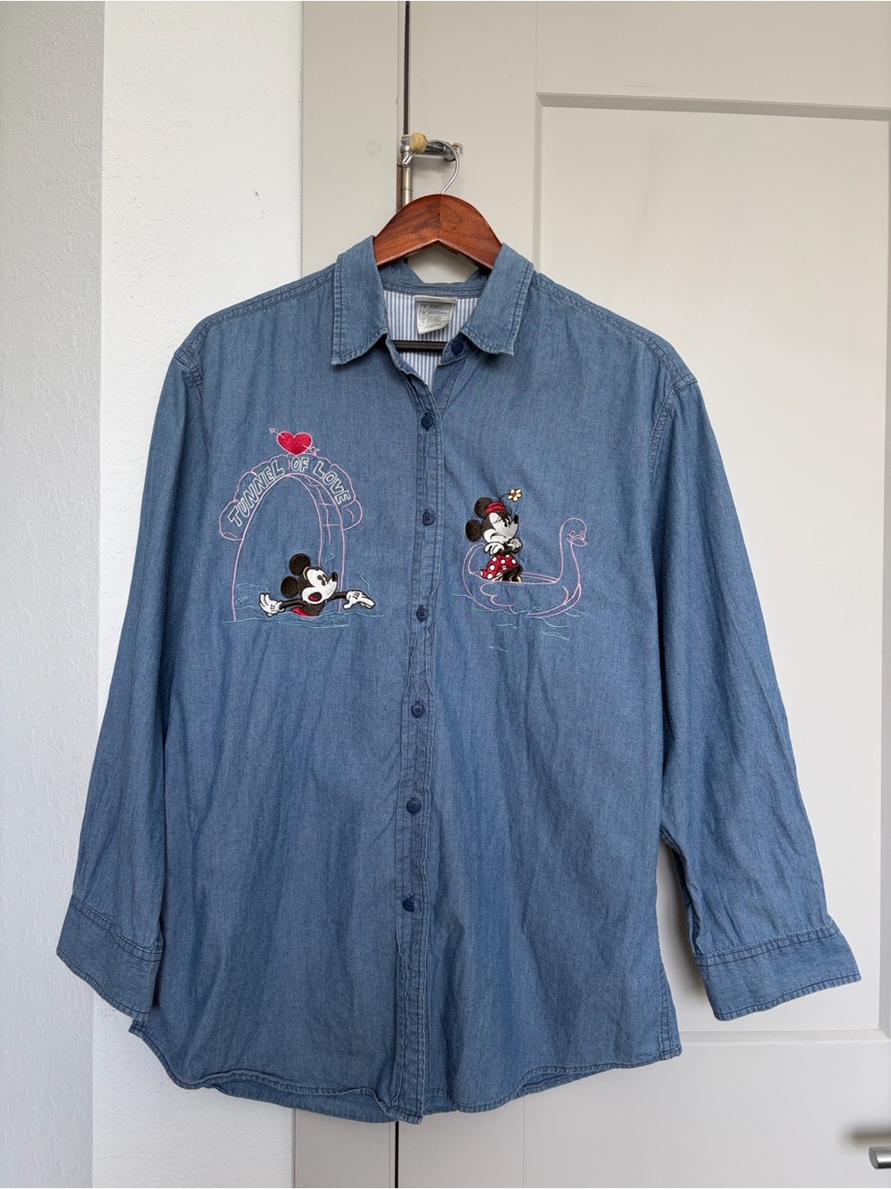 VINTAGE DISNEY STORE TUNNEL OF LOVE DENIUM BUTTON DOWN SHIRT WOMEN’S LARGE